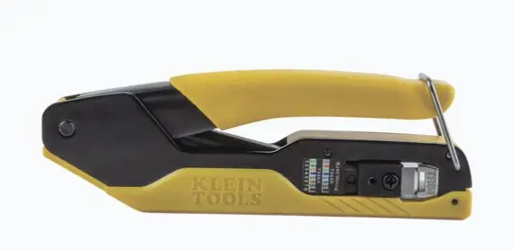 PONCHADORA/PELACABLES/CORTACABLES CON MATRACA PARA CONECTORES PASS-THRU RJ45 PONCHA Y RECORTA CONECTORES RJ45 PASS-THRU EFICIENTE COMPATIBLE CON CABLES REDONDOS STP/UTP CAT5E/CAT6/6A GUÍA DE CABLE IMPRESA MINIMIZA ERRORES DE CABLEADO CUCHILLAS DE REPUESTO DISPONIBLES PARA FÁCIL MANTENIMIENTO COMPACTA Y LIGERA, SOLO 277 G DE PESO MODELO: VDV226-005 MARCA: KLEIN TOOLS 