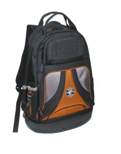 MOCHILA PARA HERRAMIENTAS TRADESMAN PRO™️ DE 36,8 CM EN COLOR NEGRO CON 39 BOLSILLOS (NO INCLUYE HERRAMIENTAS). 39 BOLSILLOS PARA ALMACENAR NUMEROSAS HERRAMIENTAS BOLSILLO FRONTAL RÍGIDO PROTEGE GAFAS DE SEGURIDAD TELA BALÍSTICA 1680D RESISTENTE AL AGUA FONDO MOLDEADO PROTEGE HERRAMIENTAS DE LA INTEMPERIE INTERIOR ANARANJADO PARA FÁCIL VISIBILIDAD DE HERRAMIENTAS MODELO: 554-21BP-14 MARCA: KLEIN TOOLS 