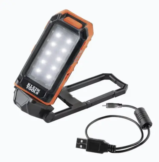 LÁMPARA DE LED PARA TRABAJO PERSONAL, RECARGABLE Y MAGNÉTICA (53 X 130 X 42 MM). 2 POTENCIAS A ELEGIR. PUEDE CARGAR SMARTPHONE LUZ LED: 460 LÚMENES POR 9 HORAS MÁXIMA CARGA DISPOSITIVOS PEQUEÑOS CON PUERTO USB-A CABEZA GIRA 360°, PIE 270° PARA LUZ INFINITA RESISTENTE A CAÍDAS DE 6&#39; E IP54 CERTIFICACIÓN LUZ DURADERA CON MATERIAL ABS Y ACERO INOXIDABLE MODELO: 56-403 MARCA: KLEIN TOOLS 