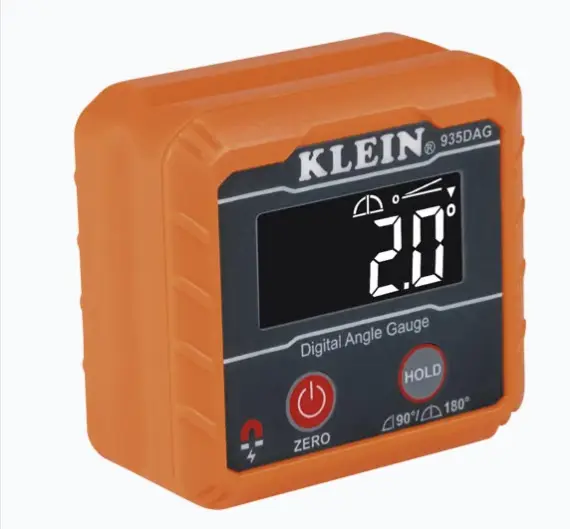 INCLINÓMETRO Y NIVEL DIGITAL CON MAGNETO Y PANTALLA DIGITAL QUE GIRA EN POSICIÓN INVERTIDA PANTALLA DE ALTA VISIBILIDAD Y CONTRASTE INVERTIDO BASE MAGNÉTICA RESISTENTE PARA SUPERFICIES FERROMAGNÉTICAS RANGO DE MEDICIÓN: 0-90° Y 0-180° RESISTENTE AL AGUA Y POLVO, IP42 PANTALLA ROTA AUTOMÁTICAMENTE EN POSICIÓN INVERTIDA MODELO: 935-DAG MARCA: KLEIN TOOLS 