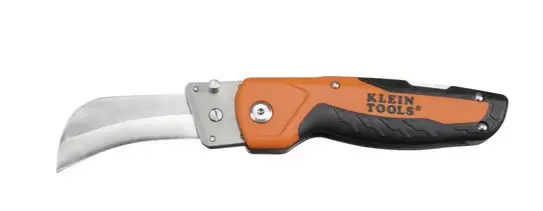 NAVAJA MULTIUSOS PELACABLES DE CUCHILLA REEMPLAZABLE. CUCHILLA HAWKBILL 440A DE ACERO INOXIDABLE CUCHILLA REEMPLAZABLE, SIN NECESIDAD DE AFILAR PERNO PARA PULGAR FACILITA APERTURA RÁPIDA CLIP DE BOLSILLO PARA ACCESO PRÁCTICO MANGO DE AGARRE DE GOMA, SEGURO POSTERIOR MODELO: 44-218 MARCA: KLEIN TOOLS 