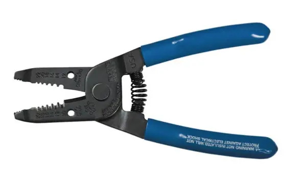 PELACABLES / CORTACABLES PARA CABLE MACIZO DE 10-20 Y TRENZADO DE 12-22 AWG PELA SEIS TAMAÑOS ESTÁNDAR SIN DAÑAR EL CABLE ACCIÓN DE TIJERA PARA CORTES LIMPIOS Y EFECTIVOS MANGOS RECUBIERTOS EN PLÁSTICO TEXTURIZADO PARA CONFORT HECHO DE ACERO CON LONGITUD TOTAL DE 15,6 CM CORTA CABLES MACIZOS 10-20AWG, TRENZADOS 12-22AWG MODELO: 1011 MARCA: KLEIN TOOLS 