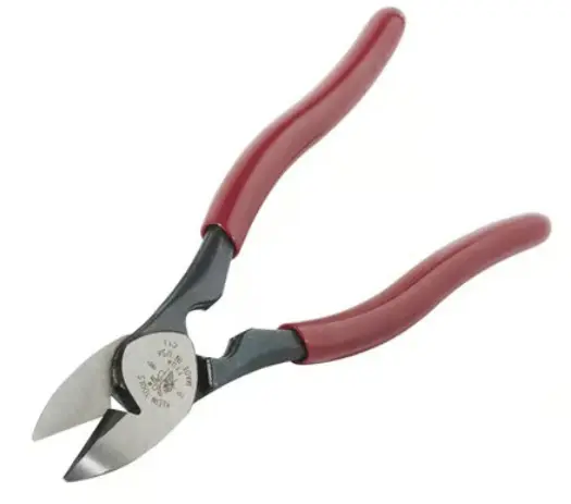 PINZAS MULTIUSOS Y CORTADOR MULTICABLE DE CABLES BX. CORTA CABLES BX, HOJAS DE METAL Y FLEJES PINZAS LIVIANAS CON AGUJERO PELACABLES EN PUNTA DISEÑO TIPO CIZALLA DE ALTA PALANCA MANGO RESTAURA FORMA ORIGINAL DEL CABLE BX MANGOS PLÁSTICOS PARA MAYOR COMODIDAD MODELO: 1104 MARCA: KLEIN TOOLS 