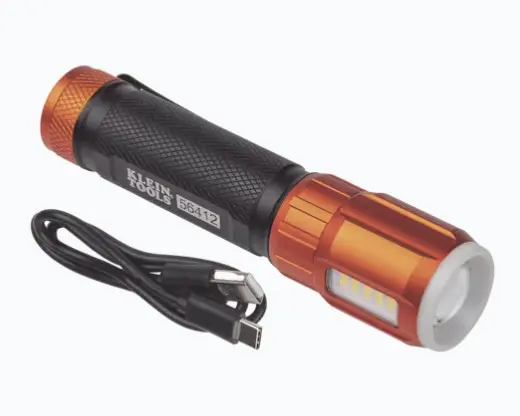 LINTERNA LED PORTÁTIL RECARGABLE 500 LÚMENES CON LUZ FRONTAL Y LATERAL DE TRABAJO. LÁMPARA CON TAPA DE EXTREMO CON IMÁN, USB-C DOS MODOS: 500 LÚMENES (7H), 315 LÚMENES (10H) RESISTENTE AL AGUA IP66 Y A CAÍDAS DE 6 PIES TAPA MAGNÉTICA PARA USO MANOS LIBRES INDICADOR LED TRICOLOR DE BATERÍA RESTANTE RECARGA USB-C CON COLLARÍN GIRATORIO MODELO: 56412 MARCA: KLEIN TOOLS 