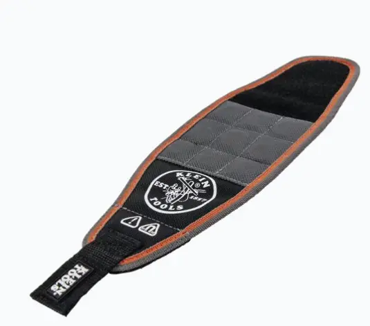 MUÑEQUERA MAGNÉTICA TRADESMAN PRO™️. IMANES DE TIERRA RARA PARA PIEZAS PEQUEÑAS INTERIOR DE MALLA PARA MAYOR COMODIDAD TELA BALÍSTICA DE 1680 D ULTRARRESISTENTE CIERRE AJUSTABLE DE PRESILLA Y GANCHO PESO LIGERO: 113.4 G (4 OZ) MODELO: 55895 MARCA: KLEIN TOOLS 