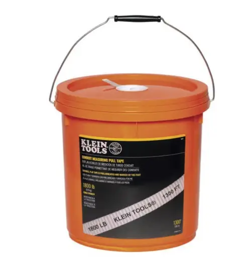 CINTA PARA MEDIR CONDUCTOS DE 396M CON RESISTENCIA A LA TRACCIÓN DE 816 KG EN PRESENTACIÓN DE CUBETA RESISTENCIA A LA TRACCIÓN DE 816 KG CINTA DE TRACCIÓN PLANA PRELUBRICADA DISPENSACIÓN SIN ENREDOS CON ORIFICIO EN TAPA LONGITUD TOTAL DE 396 METROS ENVASE CUBO NARANJA CON TAPA Y ASA MODELO: 50131 MARCA: KLEIN TOOLS 