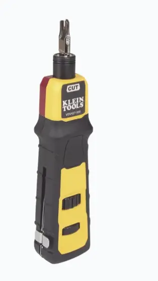 HERRAMIENTA PONCHADORA DE IMPACTO CON CUCHILLA PARA PANELES Y BLOQUES DE 66/110. TERMINA Y CORTA CABLES CAT3, CAT5E Y CAT6/6A EN 1 PASO CORTA CABLES CAT3, CAT5E Y CAT6/6A RÁPIDAMENTE CUCHILLA MOLDEADA POR INYECCIÓN PARA MAYOR DURABILIDAD MANGO ACOLCHADO PARA UN AGARRE CÓMODO Y SEGURO CONFIGURACIÓN DE FUERZA DE IMPACTO ALTA/BAJA CUCHILLA DE ALCANCE EXTENDIDO PARA PANELES ACTIVOS MODELO: VDV427300 MARCA: KLEIN TOOLS 