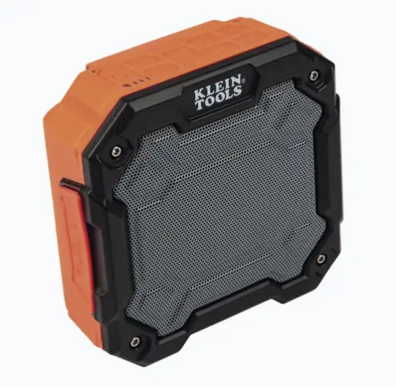 BOCINA PORTÁTIL BLUETOOTH®️ CON IMÁN Y GANCHO PARA COLGARSE. PERMITE ALTAVOZ MANOS LIBRES CON MICRÓFONO INCORPORADO. BLUETOOTH 4.2 CON ALCANCE HASTA 100' (30M) OPERACIÓN CONTINUA 20 HORAS CON CARGA RÁPIDA CLASIFICACIÓN IP54: RESISTENTE AGUA Y POLVO PROTECTORES DE CAÍDA HASTA 6,6' (2M) MONTAJE VERSÁTIL CON IMANES Y GANCHO INTEGRADOS MODELO: AEPJS3 MARCA: KLEIN TOOLS 