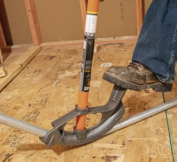 CABEZAL DE DOBLADOR DE TUBOS CONDUIT DE HIERRO DE 1/2'' HIERRO DÚCTIL FUNDIDO DE ALTA RESISTENCIA SÍMBOLOS Y MARCAS EN RELIEVE PARA FÁCIL ALINEACIÓN MARCAS PARA ÁNGULOS DE 10° A 60° COMPATIBLE CON TECNOLOGÍA ANGLE SETTER EXCLUSIVA PEDAL ANCHO PARA EXCELENTE ESTABILIDAD Y COMODIDAD MODELO: 51608 MARCA: KLEIN TOOLS 