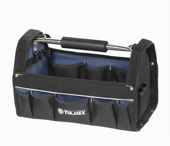 CAJA DE HERRAMIENTAS DE 16 PULGADAS. FABRICADA DE RESISTENTE POLIÉSTER CON BASE PLÁSTICA 8 COMPARTIMENTOS EXTERIORES PARA ALMACENAMIENTO ADICIONAL 17 COMPARTIMENTOS INTERIORES PARA ORGANIZACIÓN EFICIENTE ASA FLEXIBLE Y CORREA DESLIZABLE PARA COLGAR DIMENSIONES DE 16' (406 MM), PESO 1.476 KG MODELO: 5122R MARCA: KLEIN TOOLS 