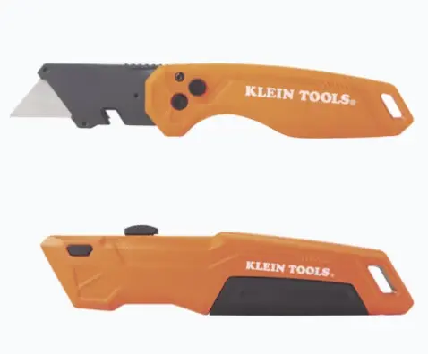 JUEGO DE NAVAJAS MULTIUSOS DESLIZABLE Y PLEGABLE DE 135º O 180º CON BOTÓN DE LIBERACIÓN RÁPIDA Y FÁCIL CUCHILLA PLEGABLE FIJA EN 135 O 180 GRADOS BOTÓN DE LIBERACIÓN LATERAL PARA APERTURA RÁPIDA INCLUYE COMPARTIMIENTO CON CINCO CUCHILLAS ADICIONALES DISEÑO ERGONÓMICO PARA MAYOR COMODIDAD EN MANO COLOR NARANJA BRILLANTE PARA FÁCIL VISUALIZACIÓN MODELO: 44312 MARCA: KLEIN TOOLS  
