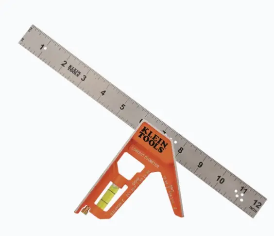 ESCUADRA ESPECIAL DE 12 PULGADAS, CON BORDES DE 45° Y 90° Y REGLA MAGNÉTICA. RANURA EN V PARA DIÁMETRO DE TUBO CONDUIT IMANES POTENTES SUJETAN FIRMEMENTE AL RIEL DE ESCUADRA CUERPO DE ALUMINIO DURADERO Y LIVIANO REGLA DE ACERO INOXIDABLE GRABADA RESISTENTE A CORROSIÓN MEDICIONES PRECISAS EN INCREMENTOS DE 1/8' Y 1/16' RANURA EN V REVISA DIÁMETRO DE TUBOS CONDUIT MODELO: 935CSEL MARCA: KLEIN TOOLS 