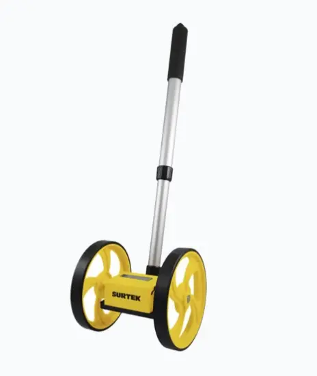ODÓMETRO MANUAL 10,000 M / DOBLE RUEDA DE 6". DOBLE RUEDA PARA TRAMOS RECTOS PRECISOS DISEÑO EXTENSIBLE CON ALTURA PLEGADO 44 CM RUEDA PLÁSTICA CON RECUBRIMIENTO DE CAUCHO MANGO CON RECUBRIMIENTO ERGONÓMICO BOTÓN DE REGRESIÓN AUTOMÁTICA PARA FACILIDAD MODELO: SYS-122-269 MARCA: SURTEK 