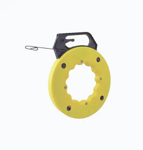 GUÍA JALA CABLE DE 60 METROS DE LONGITUD OJO AGRANDADO ACOMODA 5 ALAMBRES CALIBRE 12 AWG CAJA CON VENTANAS PARA CANTIDAD DE CABLE VISIBLE GUÍA DE ACERO SAE 1045 PARA DURABILIDAD LONGITUD MÁXIMA DE RIEL 60 M DIMENSIONES DEL PRODUCTO 35 X 30 X 3 CM MODELO: SYS-112602 MARCA: SURTEK 