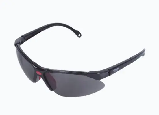LENTES DE SEGURIDAD MODELO "ORIÓN" NEGRO, ARMAZÓN DE PLÁSTICO. DISEÑO CONTEMPORÁNEO CON AJUSTE VERTICAL LENTE DE POLICARBONATO CON PROTECCIÓN UV PATAS CON PROTECCIÓN PARA MAYOR COMODIDAD ARMAZÓN ENVOLVENTE COLOR GRIS UNITALLA INCLUYE CORDÓN DE NYLON ESTILO AJUSTABLE MODELO: SYS-USL006 MARCA: URREA 